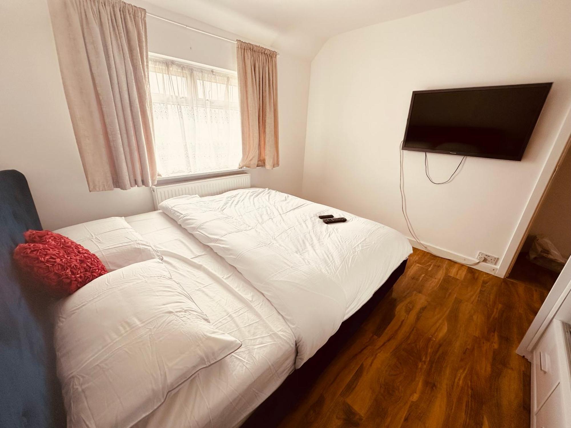 Beautiful Home In London With Easy Access To Central London Sutton  Exterior photo