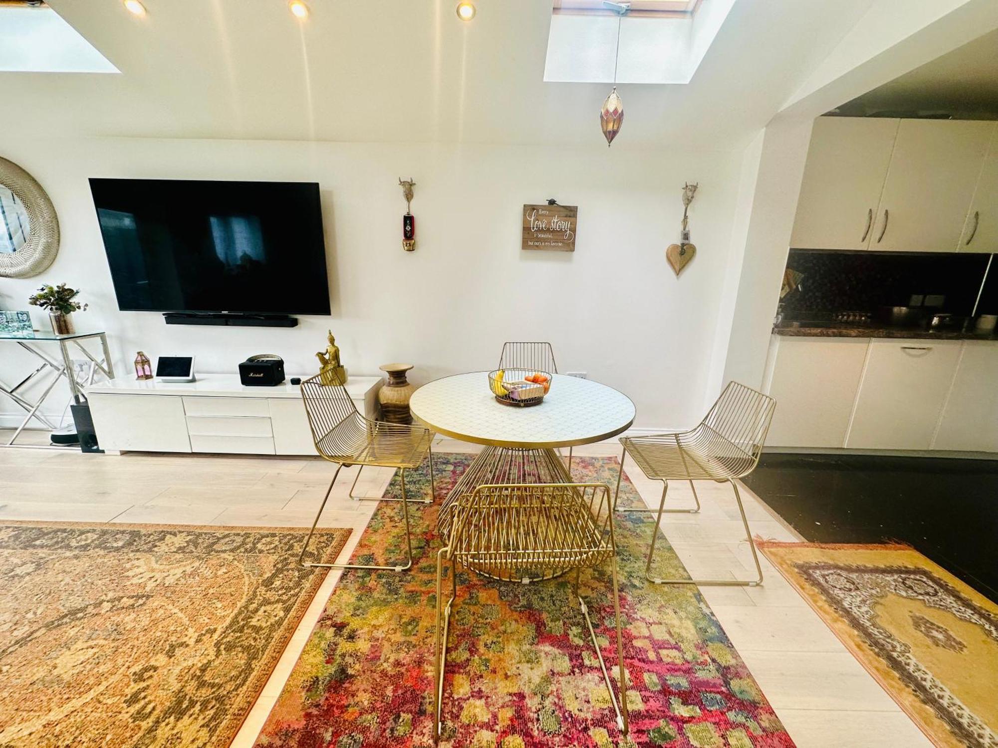 Beautiful Home In London With Easy Access To Central London Sutton  Exterior photo